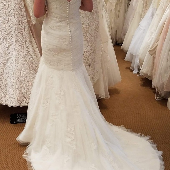 Wedding dress - Picture 2 of 3